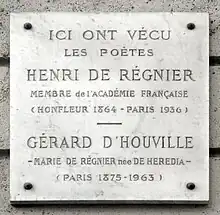 Plaque commémorative, apposée sur la façade de l'immeuble au no 24, domicile des époux et poètes Régnier.