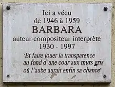 Plaque en hommage à la chanteuse Barbara au no 50.