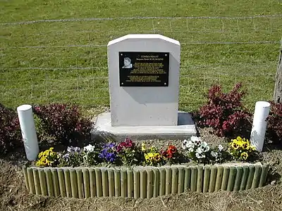 Stèle commémorative à Beauvoir-en-Lyons.