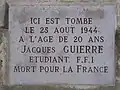 Plaque du côté de l'entrée du théâtre en hommage au FFI Jacques Guierre, tué ici pendant la Libération de Paris (août 1944).