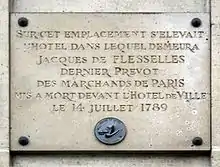 Plaque commémorative au no 52, posée pour le bicentenaire de la Révolution, marquant l'emplacement de l'hôtel de Flesselles.