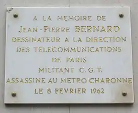 Plaque au no 18 en hommage à Jean-Pierre Bernard, assassiné au métro Charonne en 1962.