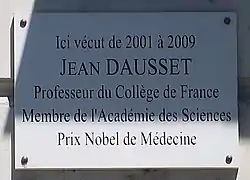 Plaque au no 44.