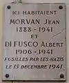 Plaque au no 26 en hommage à Jean Morvan et Albert di Fusco, fusillés par les nazis en 1941.