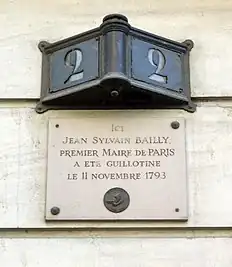 Jean Sylvain Bailly fut guillotiné à l'emplacement du no 2 en 1793.