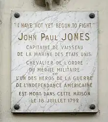 Plaque au no 19 en hommage à John Paul Jones.