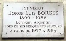 Plaque commémorative à la mémoire de Jorge Luis Borges au no 13.