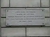 Plaque commémorative au no 9, en hommage à Joris-Karl Huysmans.