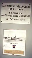 Plaque commémorant le 60e anniversaire de la bataille navale de Koh Chang, apposée dans la salle du Souvenir, au fort-musée Montbarrey, à Brest, le 17 janvier 2001, en présence d'une vingtaine de membres des forces navales d'Extrême-Orient 1939-1945.