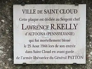 Plaque à l'entrée du pont (côté Saint-Cloud) en hommage au sergent-chef américain Lawrence Kelly, mortellement blessé en 1944. Un square de la ville porte également son nom.