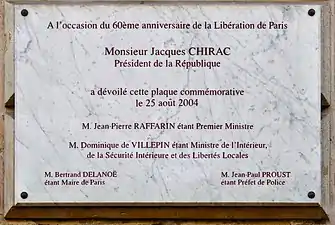 Plaque au no 7 célébrant la Libération de Paris.