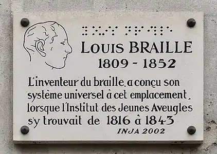 Plaque commémorative au 2, rue des Écoles à Paris, où se trouvait initialement l'Institut national des jeunes aveugles.