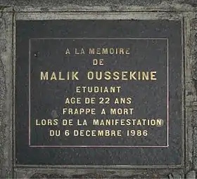 Plaque commémorative sur le trottoir devant le 20 de la rue Monsieur-le-Prince.