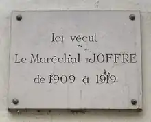 Photographie d'une plaque commémorative avec l'inscription : Ici vécut Le Maréchal JOFFRE de 1909 à 1919.