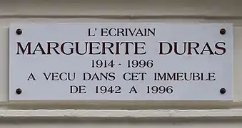 Plaque en hommage à Marguerite Duras.