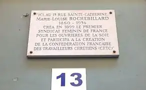 Plaque commémorant la création d'un syndicat féminin en 1899 par Marie-Louise Rochebillard, au 13 de la rue.