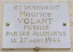 Plaque 4 rue Cartault en hommage à Maurice Volant, fusillé par les Allemands le 27 août 1944.