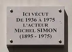 No 37 : plaque commémorant Michel Simon.