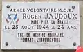 No 30 : plaque rendant hommage à Roger Jaudoux, mort pour la France en 1944.