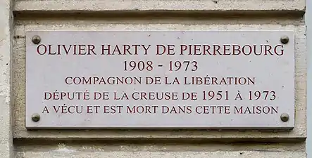 Plaque au no 14 en hommage à Olivier de Pierrebourg.