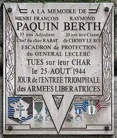 Plaque en face du no 63, au niveau de la station Dupleix, en mémoire de la Libération de Paris.