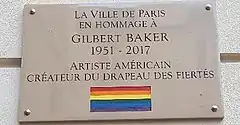 Mémorial officiel en hommage à Gilbert Baker sur la place des Émeutes-de-Stonewall.