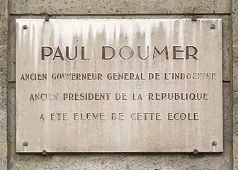 Plaque commémorative fixée sur l'école de Paul Doumer.