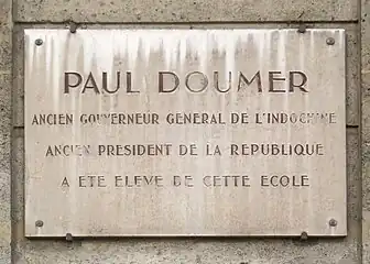 Photo d'une plaque gravée apposée sur un mur