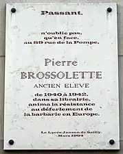Plaque en face, sur la façade du lycée Janson-de-Sailly.