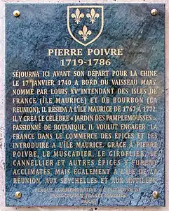 Plaque commémorative au 128, rue du Bac à Paris, à l'entrée des Missions étrangères de Paris, où Pierre Poivre vint en 1740 avant son voyage.