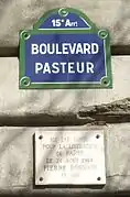 Plaque en hommage à Pierre Rossari, face à l'entrée de la rue Lecourbe.