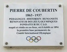 Plaque commémorative posée sur la façade de la maison natale de Pierre de Coubertin.