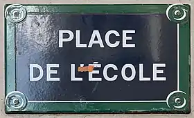 Voir la plaque.