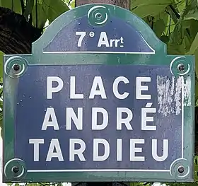 Voir la plaque.