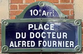 Voir la plaque.