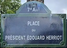 Voir la plaque.