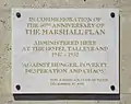 Plaque (en anglais) commémorant le 50e anniversaire du Plan Marshall (The American Club of Paris - 12 décembre 1997 - Façade du 258 rue de Rivoli à Paris).