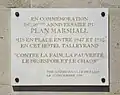 Plaque (en français) commémorant le 50e anniversaire du Plan Marshall (The American Club of Paris - 12 décembre 1997 - Façade du 258 rue de Rivoli à Paris).