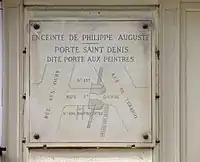 Plaque à l'emplacement de la porte aux Peintres de l'enceinte de Philippe Auguste, aujourd'hui détruite. Parfois appelée « porte Saint-Denis », elle ne doit pas être confondue avec la « porte Saint-Denis » de l'enceinte de Charles V, reconstruite sous Louis XIV. 135, rue Saint-Denis, Paris 2e arr.