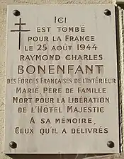Plaque au no 17, en hommage au résistant Raymond Bonenfant, mort pour la libération de l'hôtel Majestic, pendant la Libération de Paris.