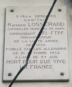 Plaque commémorative apposée au no 109 rue Didot à Paris, à l'angle de la villa Deshayes, au no 9 de laquelle habitait Raymond Losserand.
