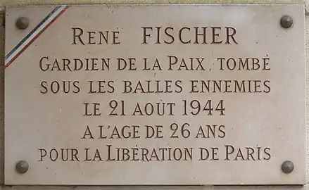 Plaque au n°50, en hommage à René Fischer, mort pendant la Libération de Paris.