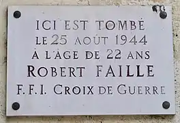 Plaque au no 64, en hommage à Robert Faille, mort pendant la Libération de Paris.