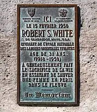 Plaque à l'angle avec la place Saint-Michel.