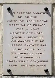 Plaque en hommage à Jean-Baptiste-Donatien de Vimeur de Rochambeau.