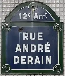 Voir la plaque.