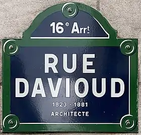 Voir la plaque.