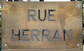 Voir la plaque.