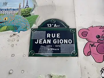 Plaque de la rue Jean Giono à Paris dans le 13e arrondissement de Paris.