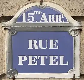 Voir la plaque.